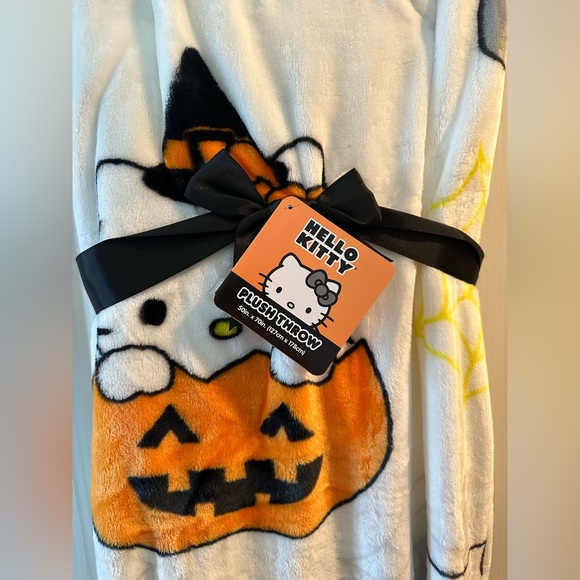 🦋 hello kitty halloween plush cozy blanket soft NWT viral tiktok - Picture 2 of 3